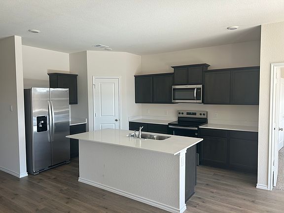 Open kitchen. Brand new appliances.