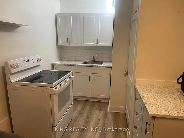 137 Wellington St — Photo 6