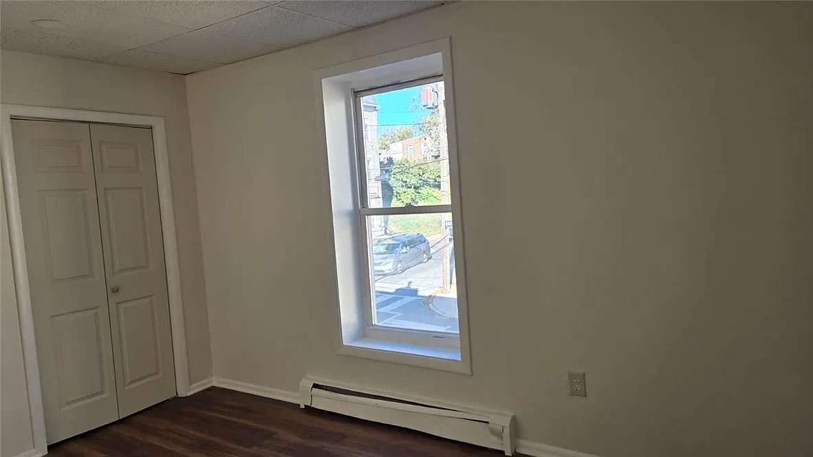 3 bed, 1.0 bath, 1035 sqft, $1,875 — Photo 2