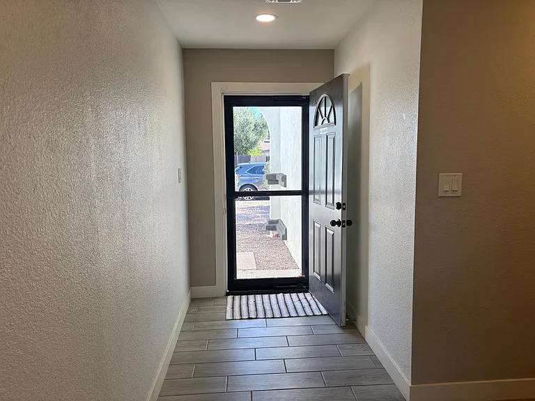 2902 W Straford Dr — Photo 3