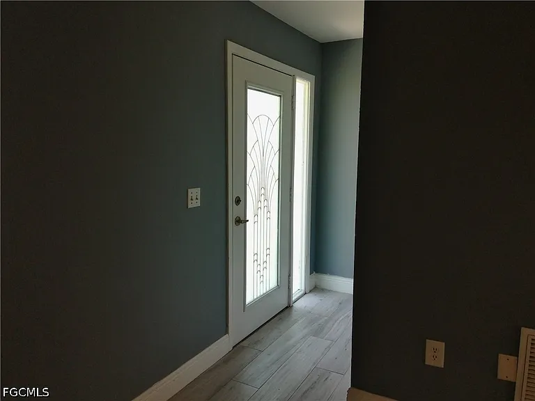 893 Iris Dr — Photo 2