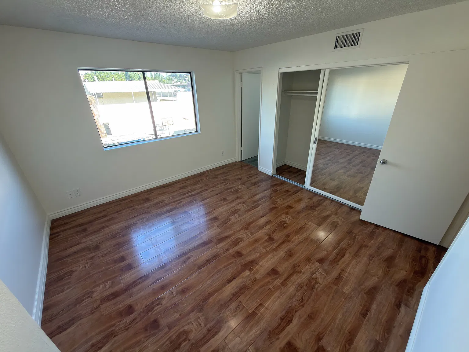 814 E Windsor Rd — Photo 2