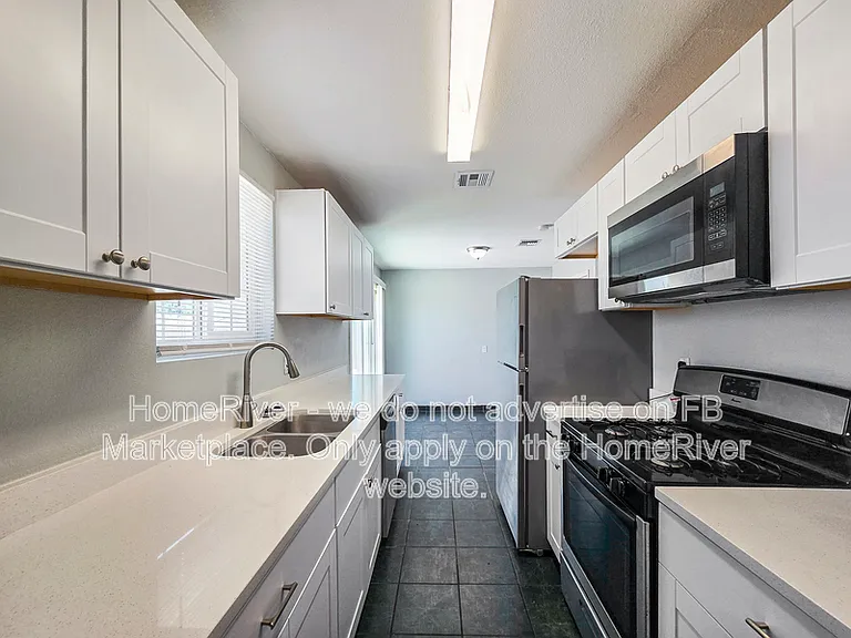 3129 W Montebello Ave — Photo 2