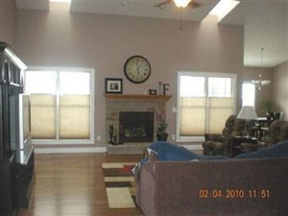 2nd image of 984 Flanders Dr