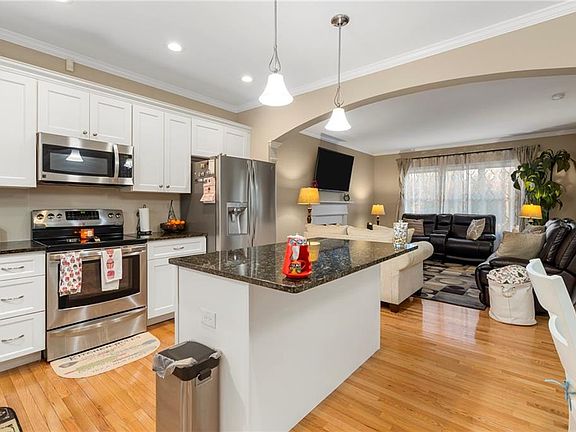 4th image of 83 Teakwood Dr W