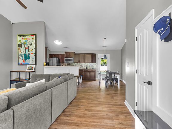 4th image of 117 Woodbury Farm Dr