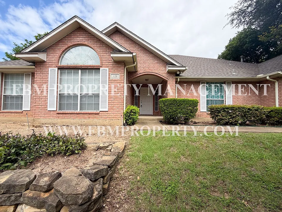 19 Country Club Place - 3 Bedroom, 2 Bathroom Home in Waxahachie, TX! $500 Move-In Special!