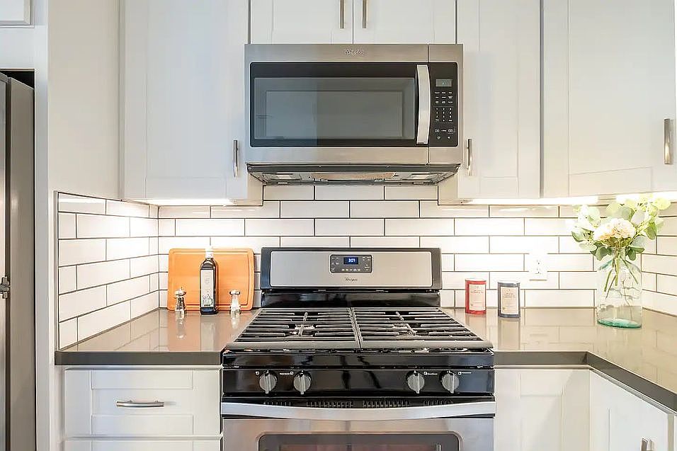 1st image of 810 El Carmel Pl