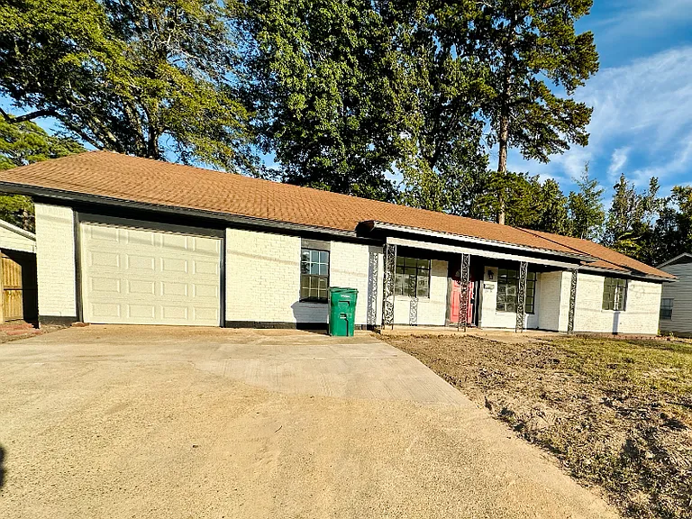 4224 Main St — Photo 2