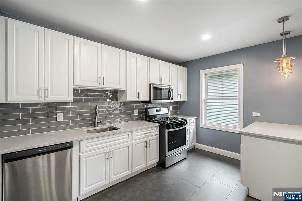 Building Photo - 402 Morse Ave #2