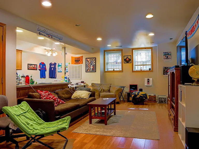 715 S Claremont Ave — Photo 4