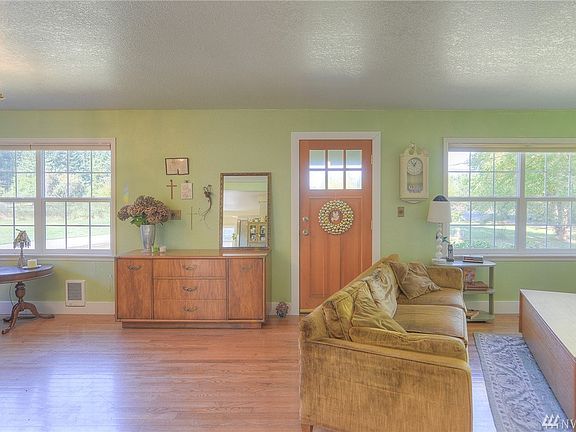 5th image of 1717 36th Ave NE