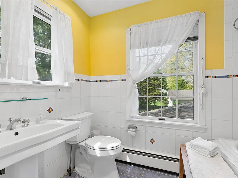 425 Briarwood Ln — Photo 21