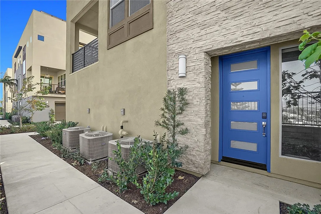 3 bed, 2.5 bath, 1726 sqft, $5,850 — Photo 4