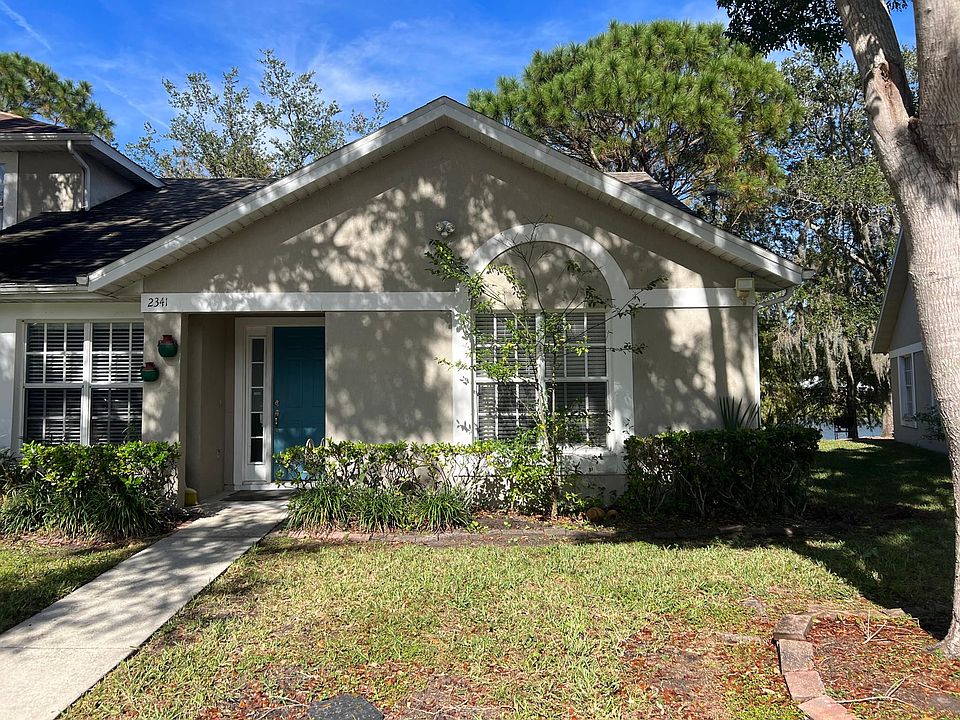 One story, corner unit.