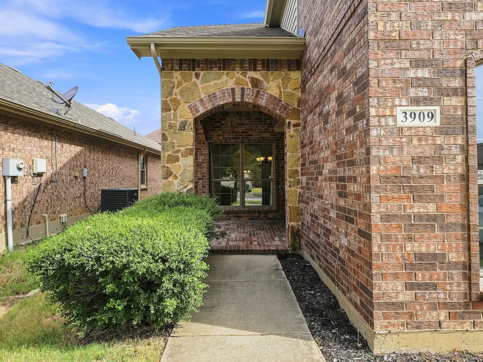 5 bed, 3640 sqft, $3,450 — Photo 4