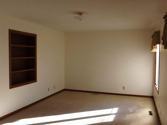3rd image of 710 Illinois Ave
