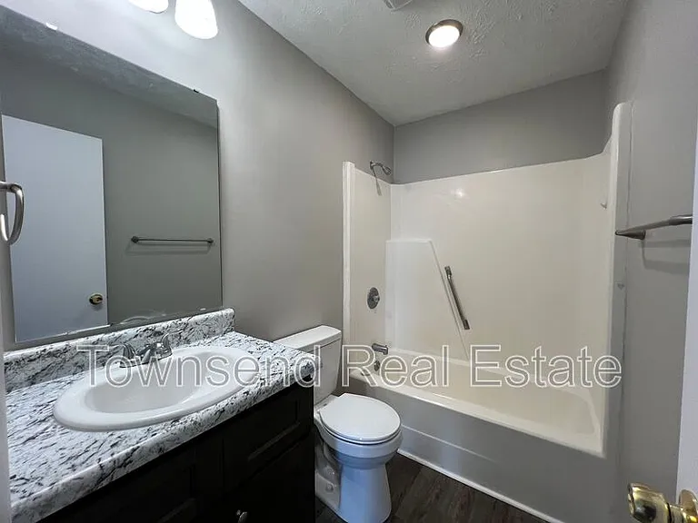 1437C Ireland Dr — Photo 4