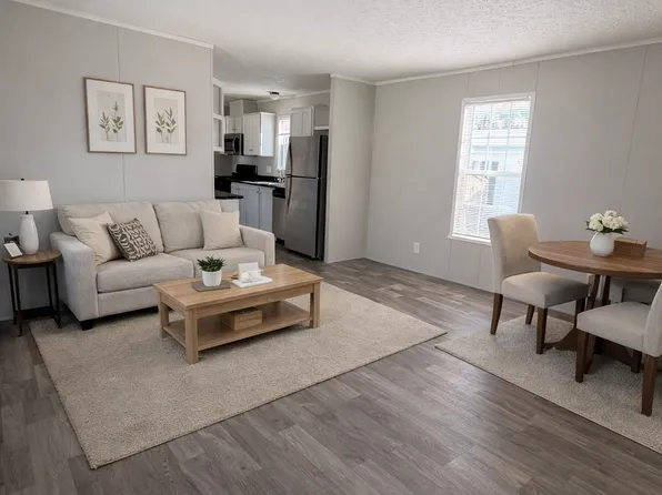 358 Parker Lake Dr #358, Oxford, MI 48371