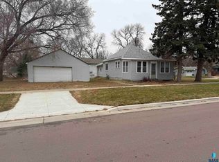 621 N Lincoln Ave, Madison, SD 57042