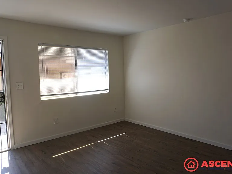 914 Quincy Street — Photo 3