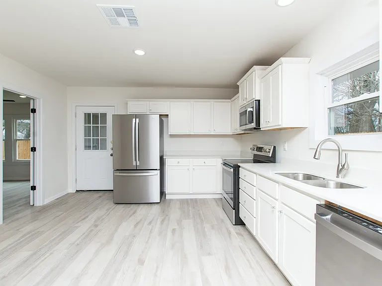 135 E 13th Ave — Photo 1