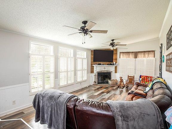 2nd image of 305 Whispering Oaks Dr