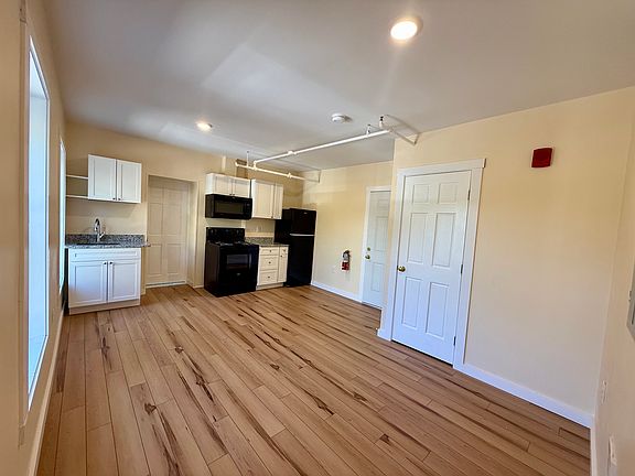 5th image of 201 College St APT 4