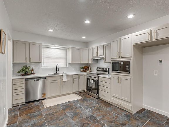 5th image of 1631 Oakwood Dr
