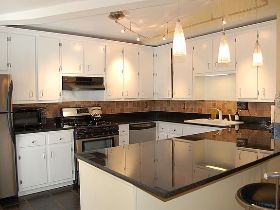 Updated kitchen w/ granite, new stainless appls, pendant lights 