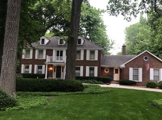 2055 Persimmon Dr, St Charles, IL 60174