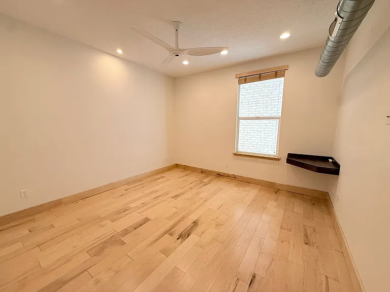 319 Broadway N — Photo 15