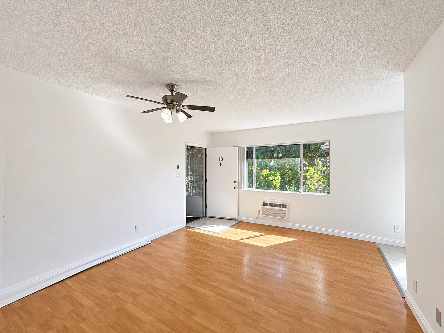 619 N Alexandria — Photo 3