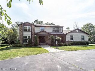 4254 Beach Rd, Troy, MI 48098