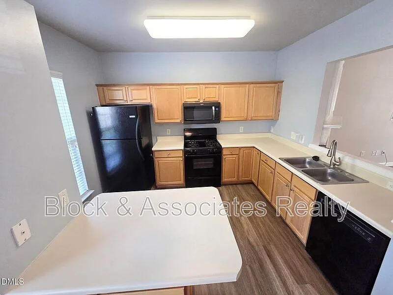 3 bed, 4.0 bath, $1,950 — Photo 2