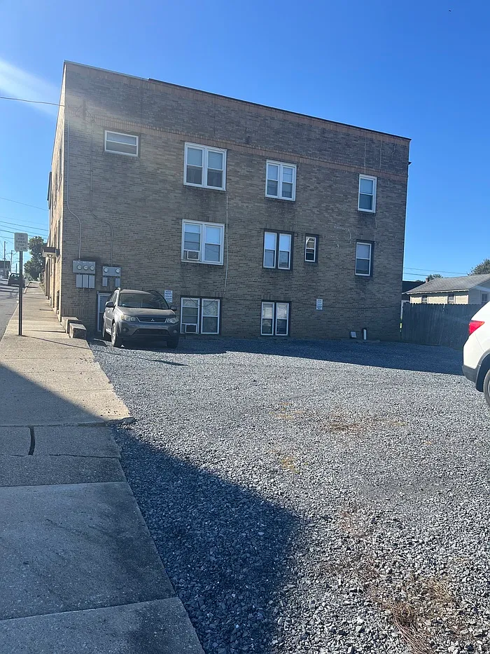 2 bed, 1.0 bath, $725 — Photo 1