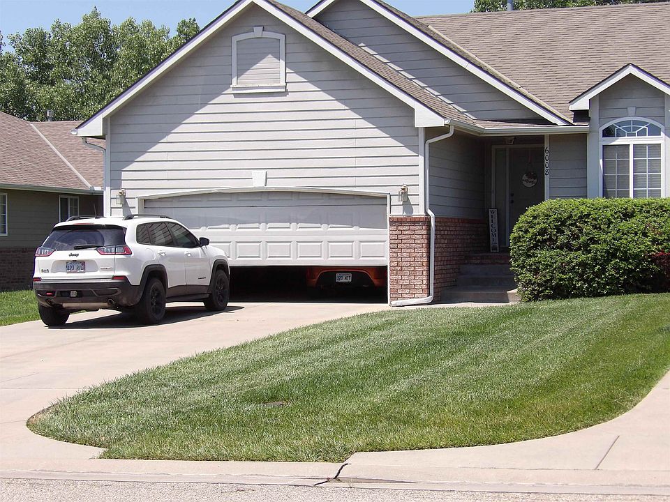 2nd image of 6008-6010 E Ironhorse Cir