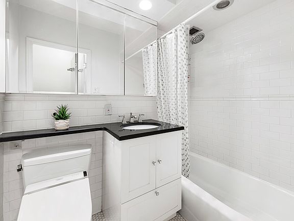 3rd image of 211 E 53rd St APT 14FF