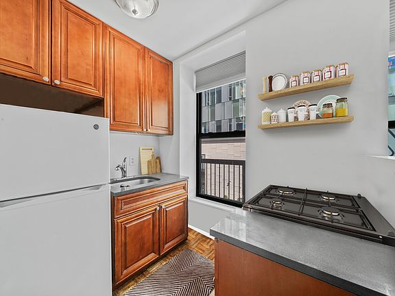 3rd image of 1264 Lexington Ave APT 3SE