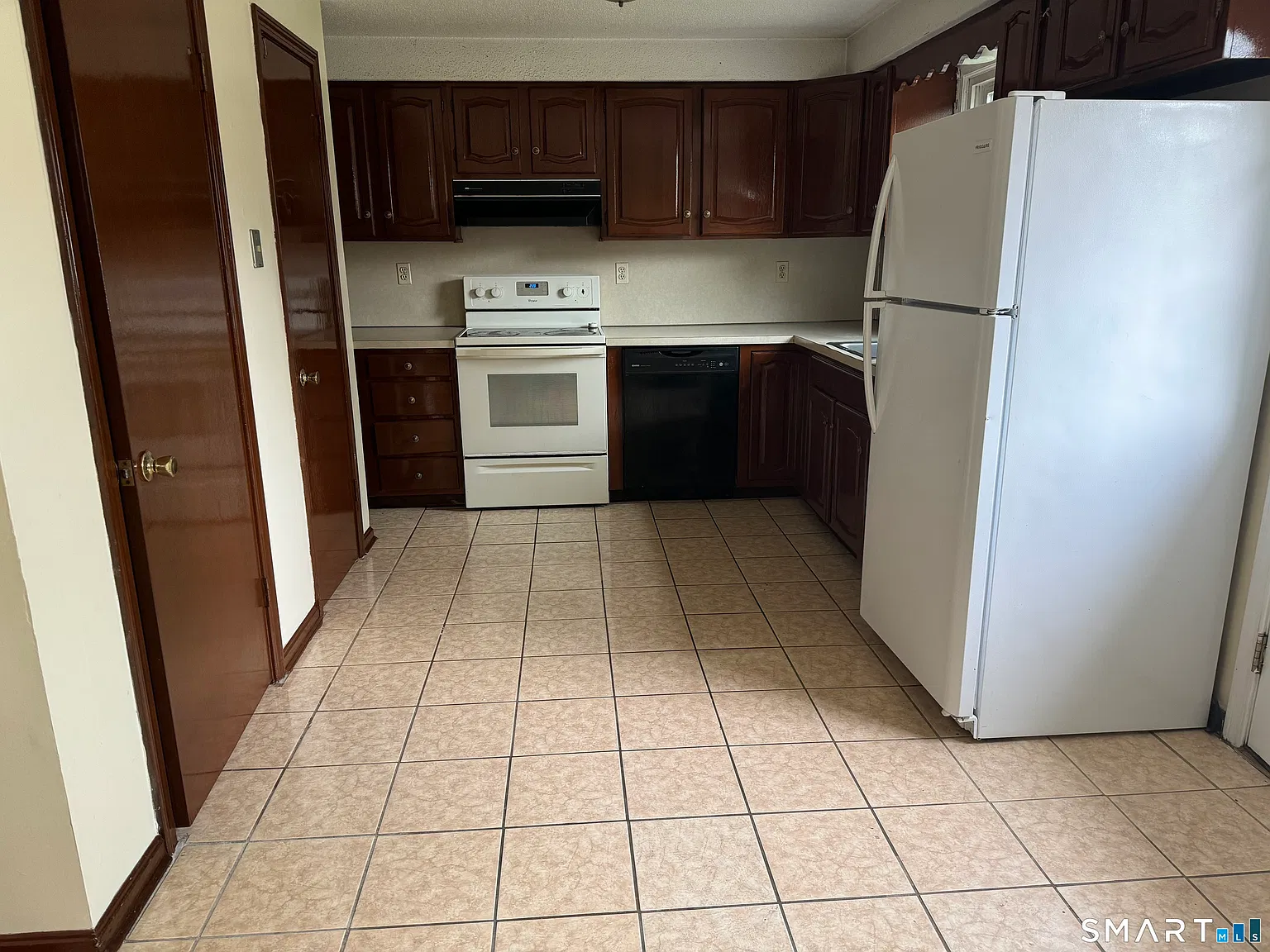 2 bed, 1.5 bath, 2520 sqft, $2,000 — Photo 2