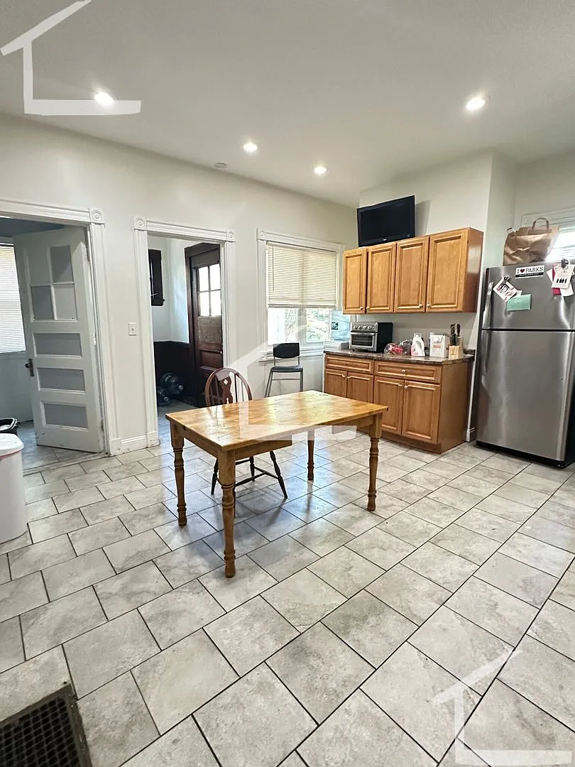 No Brokers Fee, Central heat/AC, Laundry Porch Backyard. Cleveland Circle Area of Brighton, Centr... — Photo 2