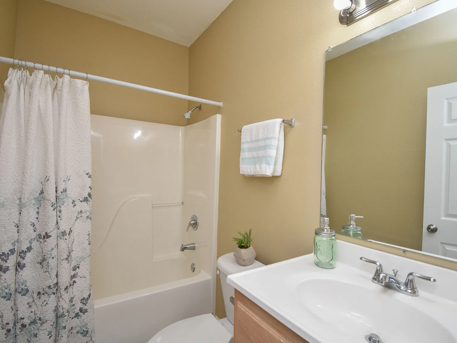 137 Sherwood Fourplex - Apt D — Photo 3