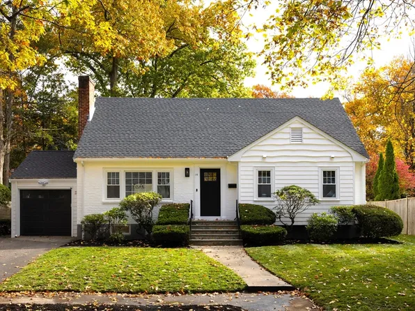 14 Rolling Ln, Newton, MA 02467
