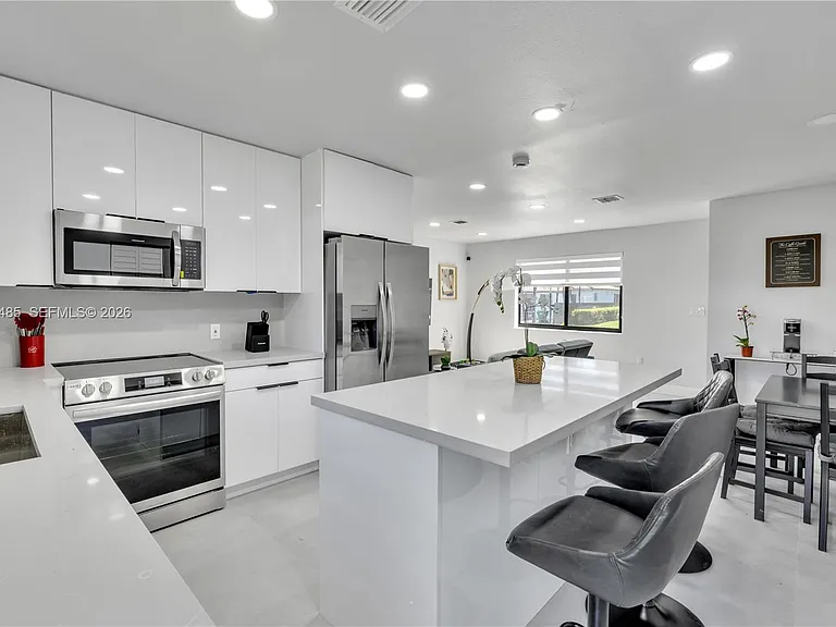 6021 SW 19th St — Photo 2