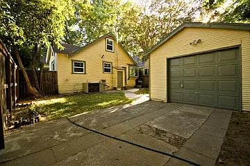 390 40th St — Photo 14