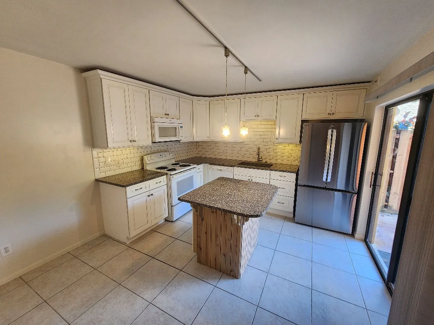 Well maintained 2/2.5 Cedar Dunes Townhome — Photo 3