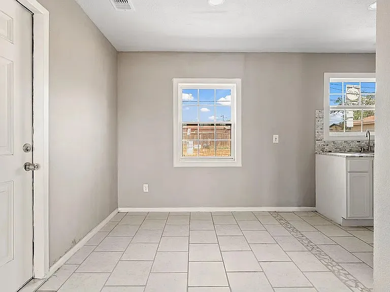 3 bed, 936 sqft, $1,325 — Photo 2