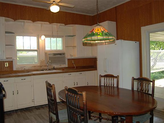 2nd image of 607 Pine St