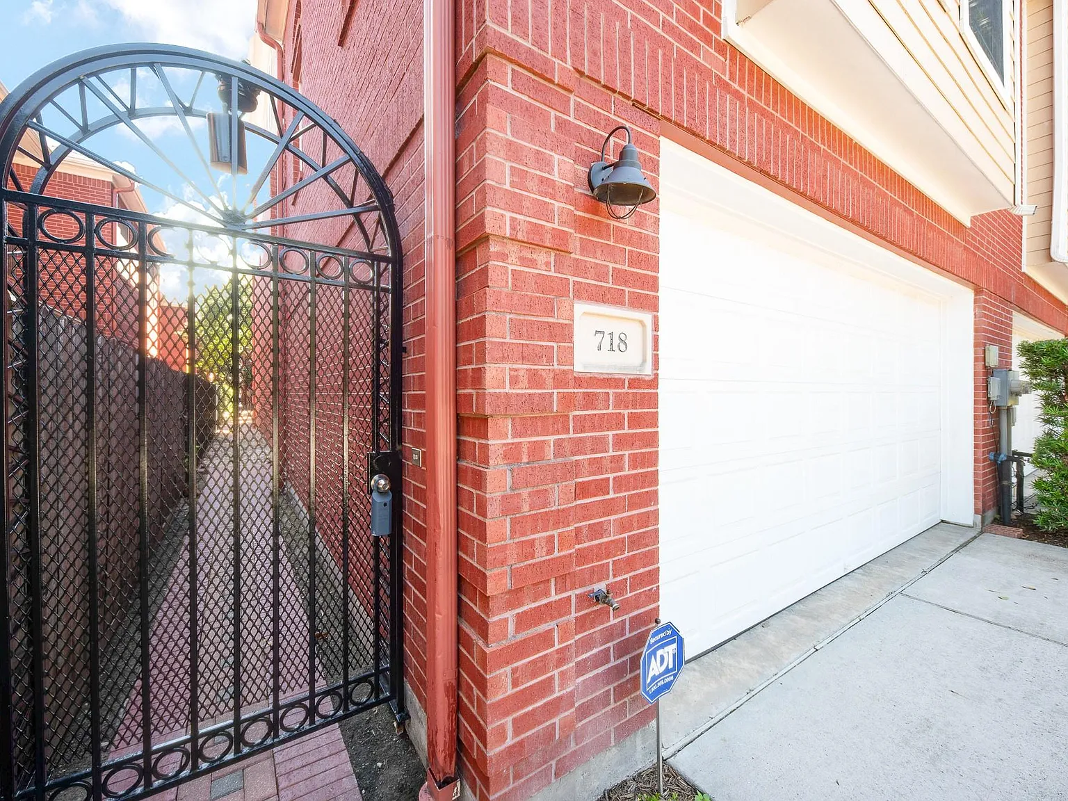 3 bed, 2.5 bath, 3009 sqft, $3,450 — Photo 2