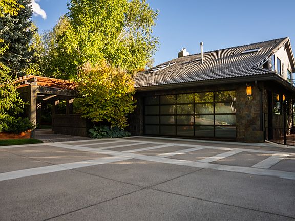 3rd image of 760 Maple Hollow Ln